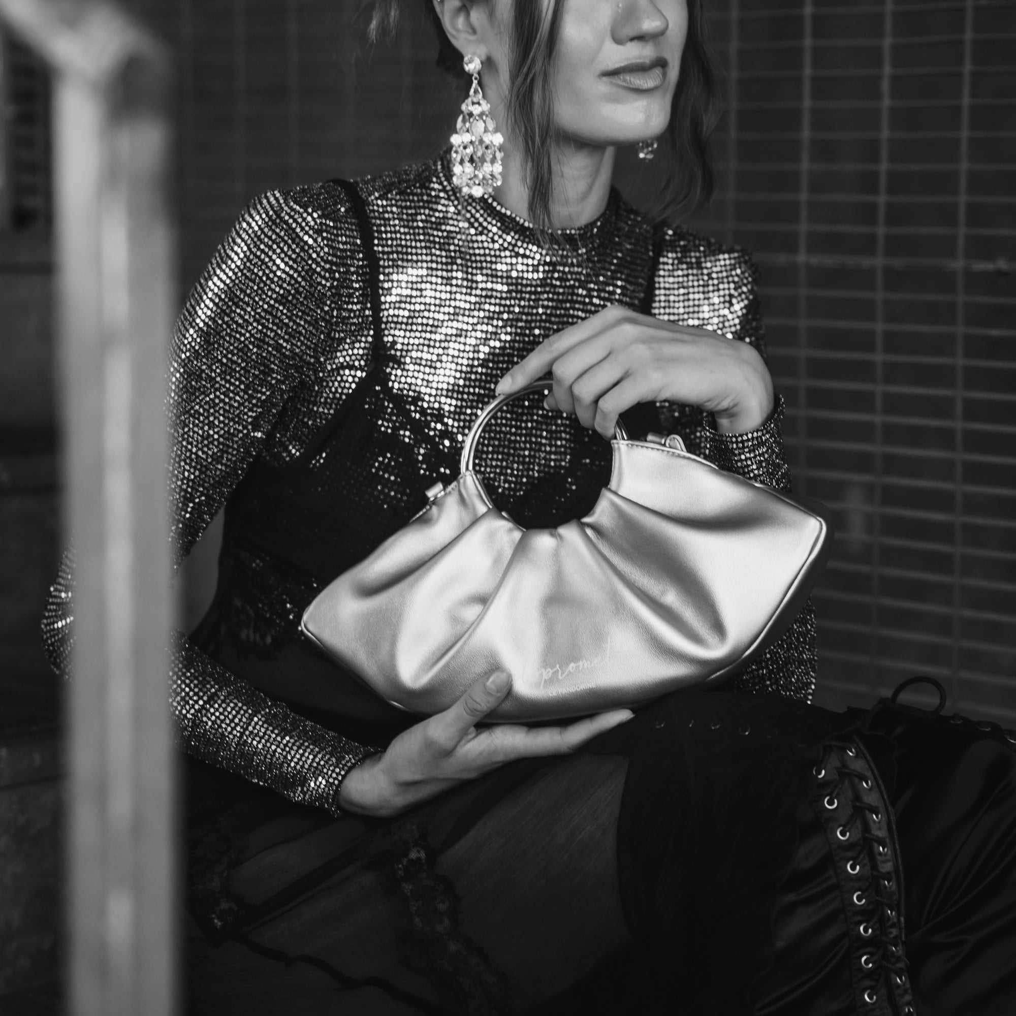 Serena handbag with gold-colored hoop handle - Women's Pochette | Le Pandorine